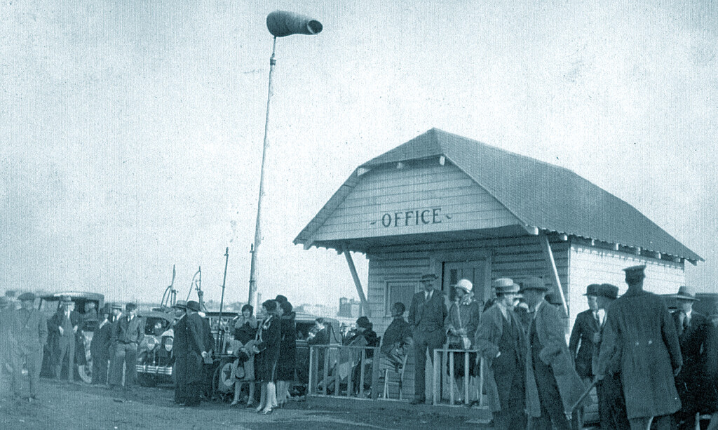 Holmes Airport 1929 PHOTO OF HOLMES FIRST OFFICE Metropolitan Airport News
