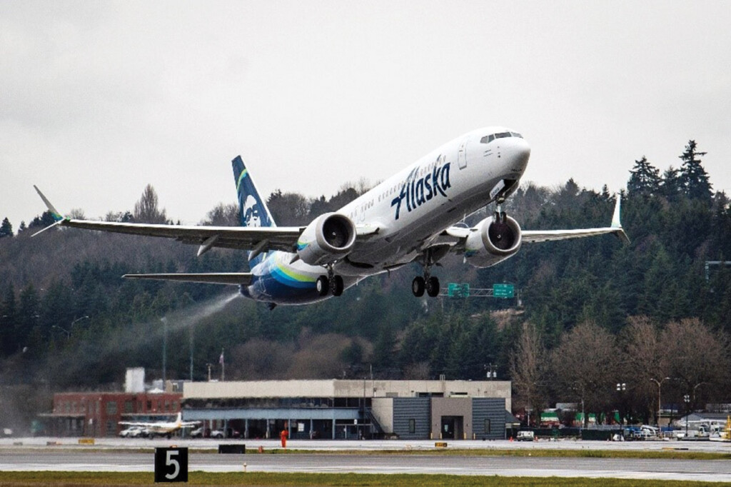 After 16 Months of Drought, Boeing Sells More Airplanes Than Gets Cancellations An Alaska 737-9 departs Boeing Field.