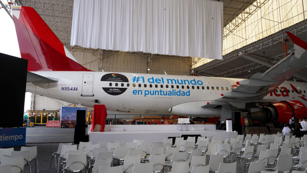 Avianca unveiled an Airbus A320 aircraft with a livery commemorating this achievement during the ceremony.