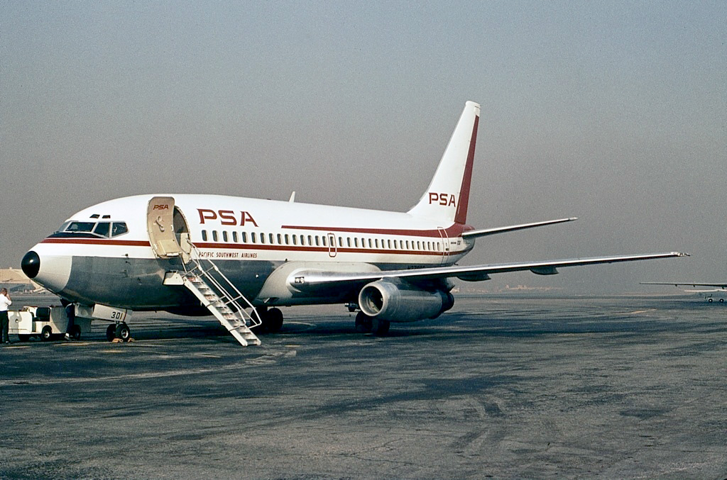 Pacific Southwest Airlines: Smiling Success in California New York Airport PSA Boeing 737