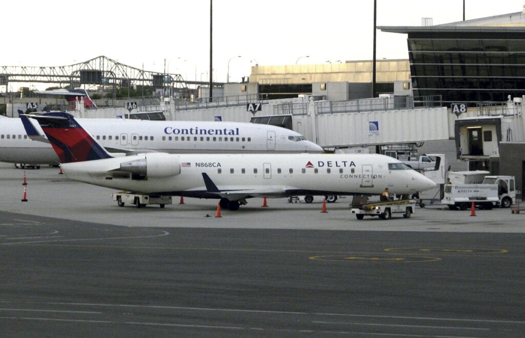Comair: One of the Original Delta Connection Carriers New York Airport Comair: One of the Original Delta Connection Carriers