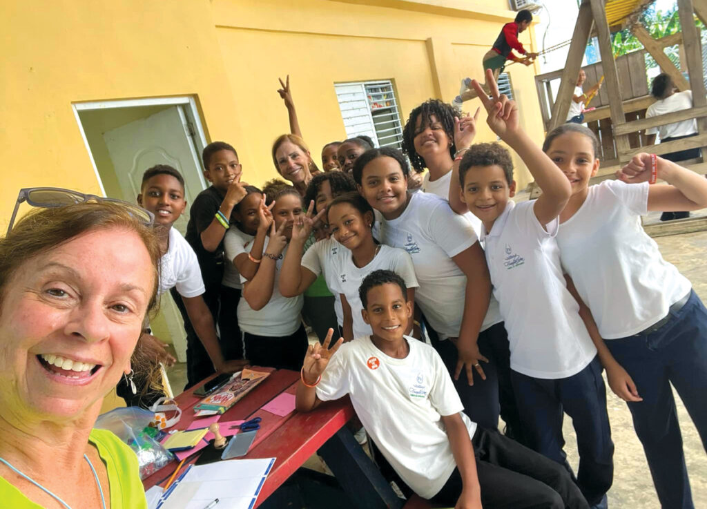 Donna and students celebrate a new chapter at the new library at Fundacion Fuente de Esperanza School