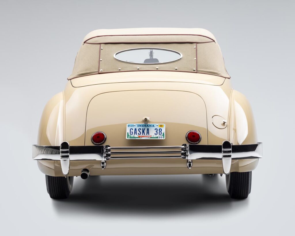 Perfectly Preserved Cord Perpetuates Earhart Legacy New York Airport JBS 1937 Cord 812 008 Metropolitan Airport News