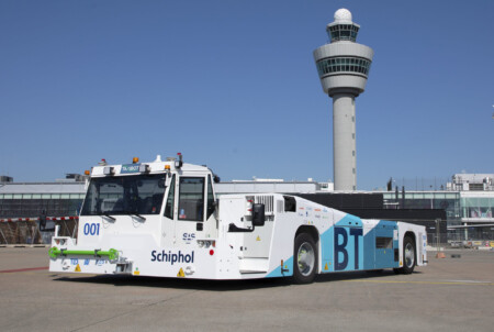 Taxibot Makes Debut at Schiphol Airport JUNE WEB4 TAXI BOT DOING ITS JOB AT SCHIPHOL AIRPORT Metropolitan Airport News