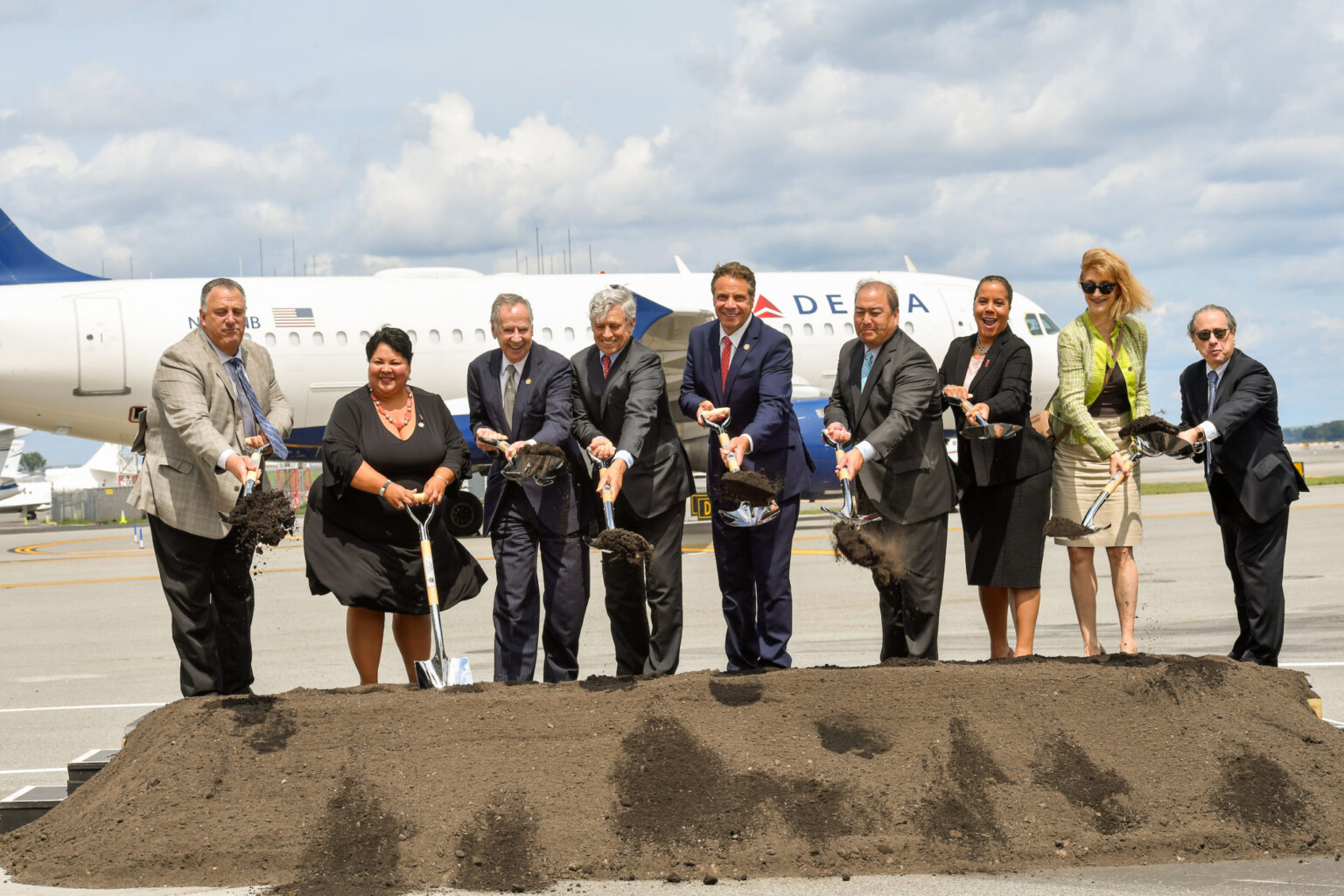 Cuomo Announces Start of Construction on Delta’s $4 Billion New Facilities at LaGuardia LaGuardia LGA Groundbreaking 2017 3 Metropolitan Airport News
