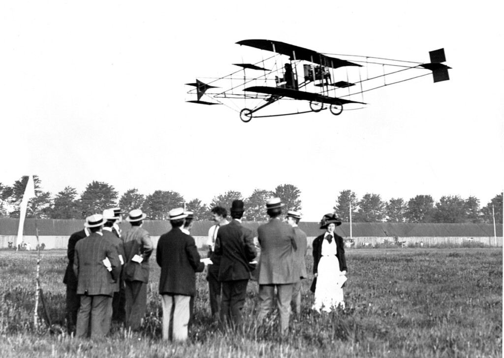 Early flight of Glenn Curtiss' Golden Flyer, Mineola, 1909
