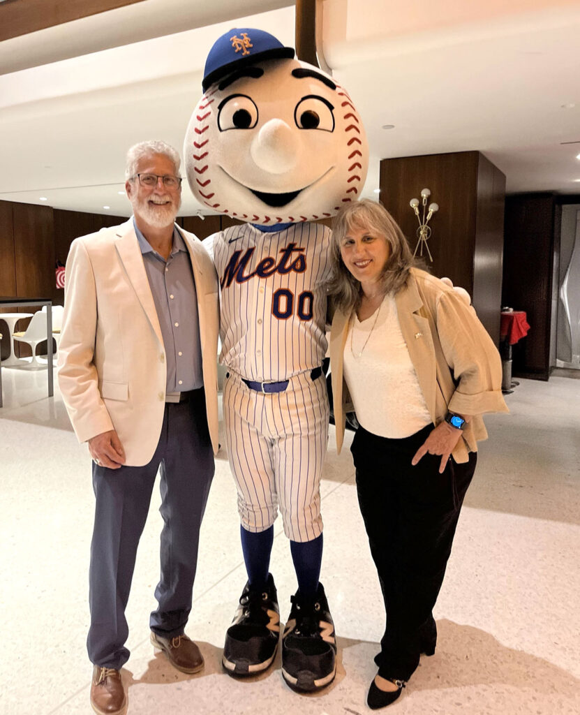 Doug Blum & Metropolitan Airport News Editor-in-Chief, Julia Lauria-Blum, posing with Mr. Met during the T4 25 Years celebration at the TWA Hotel.