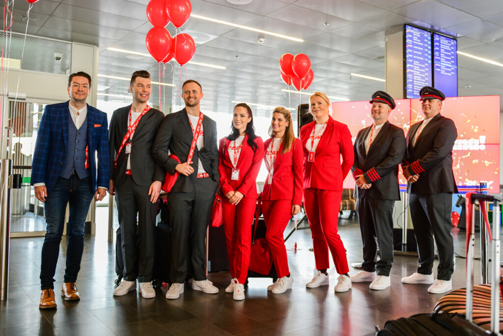 PLAY CEO and Flight Crew
