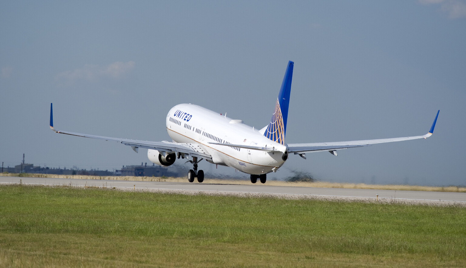United Airlines Buys Flight Training School