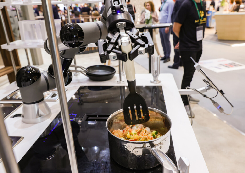 dnata introduces ground-breaking cooking robot at World Travel Catering & Onboard Services Expo (WTCE)