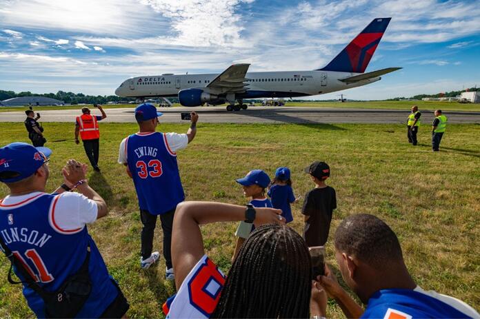 Delta Celebrates Knicks' Game 5 Victory with Homecoming Flight New York Airport knicks win 2 Metropolitan Airport News