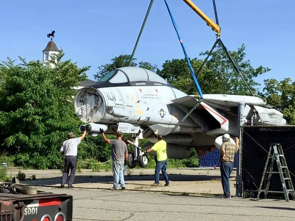 F-14D Tomcat ‘Felix 101’ Comes Home New York Airport on the way.jpg 23 01 22 700 Metropolitan Airport News